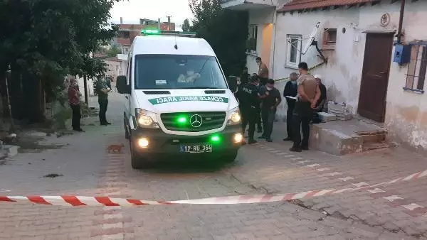 Psikolojik sorunları olan adam, annesini başına keserle vurarak öldürdü