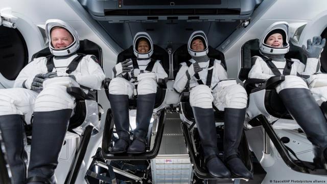 Uzay uçuşu tarihinde bir ilk! SpaceX roketi astronot olmayan 4 kişiyi dünyanın çevresinde 3 gün gezdirecek