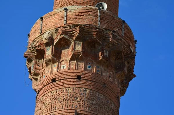 Ünlü Pisa Kulesi'ne benzetiliyor! Aksaray'daki eğik minarenin sırrını çözmek için çalışmalara başlandı