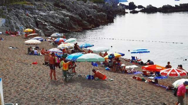 Vatandaşların 27 derece sıcaklıkta denize girdiği Zonguldak'ta yarın yağmur bekleniyor