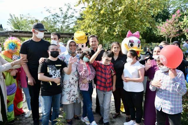Verdiği sözü unutmayan Tuzla Belediye Başkanı Şadi Yazıcı, çocuklara cağ kebabı çevirdi