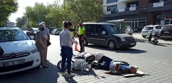 Elektrikli bisiklet, park halindeki otomobilin kapısına çarptı: 1 yaralı