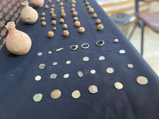 Zeytin bidonlarına gizlenmiş tarihi eser değeri taşıyan 86 parça eser ele geçirildi Zeytin bidonlarına gizlenmiş tarihi eser değeri taşıyan 86 parça eser ele geçirildi