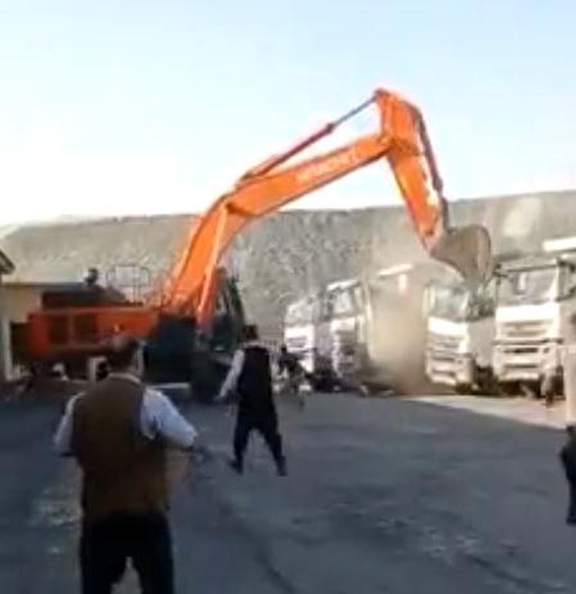 5 kamyonu hurdaya çeviren firma sahibinden açıklama: Olay basına yansıdığı gibi değil 5 kamyonu hurdaya çeviren firma sahibinden açıklama: Olay basına yansıdığı gibi değil