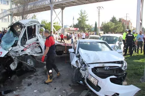 FRENİ BOŞALAN TIR 6 ARACI BİÇTİ, ORTALIK SAVAŞ ALANINA DÖNDÜ; KAZA KAMERADA - RÖP EKİYLE