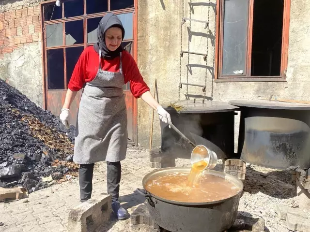 KOAH hastası eşi için ürettiği kozalak pekmezinde siparişlere yetişemiyor