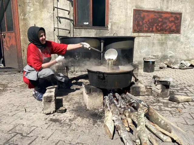 KOAH hastası eşi için ürettiği kozalak pekmezinde siparişlere yetişemiyor