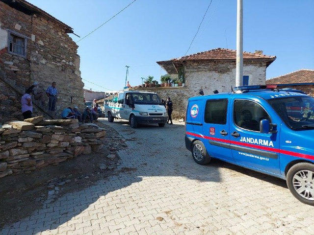 Eşinden ayrı yaşayan kadın, yanında kaldığı babasını boğazından bıçaklayarak öldürdü Eşinden ayrı yaşayan kadın, yanında kaldığı babasını boğazından bıçaklayarak öldürdü