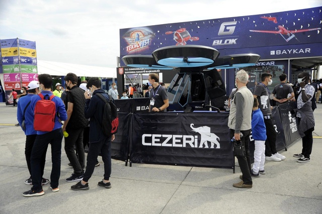 Türkiye'nin ilk uçan arabası Cezeri'ye TEKNOFEST'te yoğun ilgi Türkiye'nin ilk uçan arabası Cezeri'ye TEKNOFEST'te yoğun ilgi