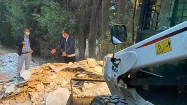 Validebağ Korusu'na sabah saatlerinde iş makineleri girdi, gönüllülerle görevliler arasında arbede yaşandı Validebağ Korusu'na sabah saatlerinde iş makineleri girdi, gönüllülerle görevliler arasında arbede yaşandı
