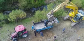 Ayağı kırılan gebe ineği kurtarmak için 3 kilometrelik yol açıldı