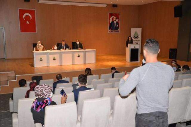 Bolu Valisi Ahmet Ümit'ten kentteki göçmenlere uyarı: Kadınlara karşı sabit bakışlardan uzak durun Bolu Valisi Ahmet Ümit'ten kentteki göçmenlere uyarı: Kadınlara karşı sabit bakışlardan uzak durun