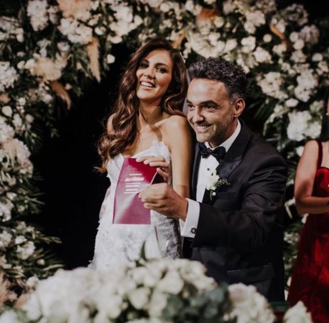 Arda Türkmen ve Melodi Erbirliler'in düğünde yürekler ağza geldi! Fenomen Sibil Çetinkaya, gelinliğin üstüne maytap düşürdü