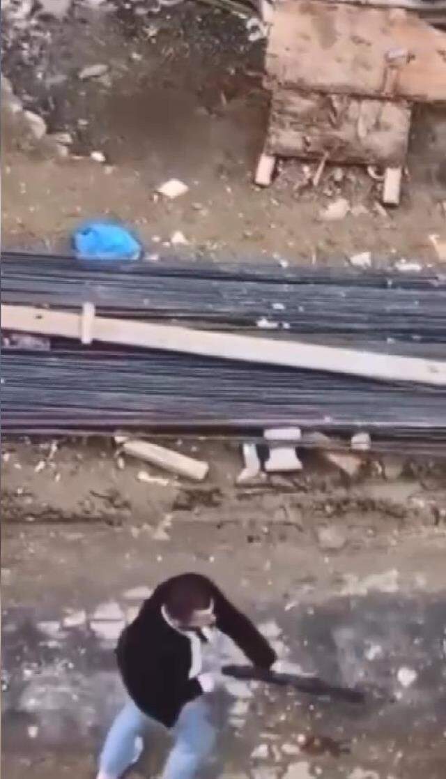 Pompalı tüfekle tehditler savurdu, polise doğrultunca omuzundan vuruldu Pompalı tüfekle tehditler savurdu, polise doğrultunca omuzundan vuruldu
