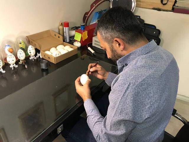 Resim öğretmeni, sanatını tavuk yumurtalarını oyarak icra ediyor Resim öğretmeni, sanatını tavuk yumurtalarını oyarak icra ediyor