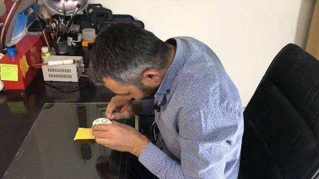Resim öğretmeni, sanatını tavuk yumurtalarını oyarak icra ediyor Resim öğretmeni, sanatını tavuk yumurtalarını oyarak icra ediyor
