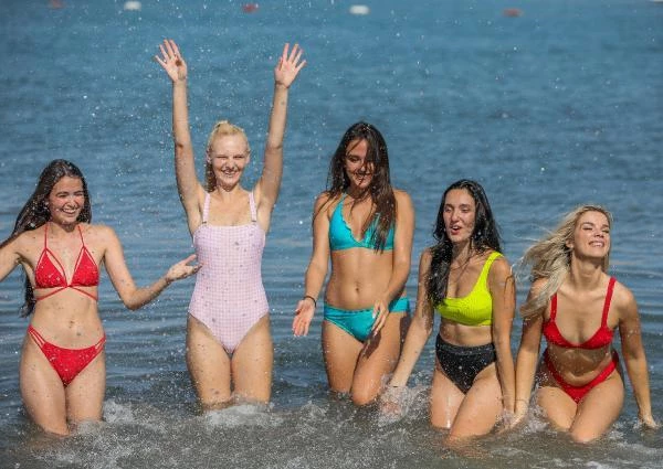 40 farklı ülkeden Antalya'ya gelen kraliçe adayları denizin keyfini çıkartıyor