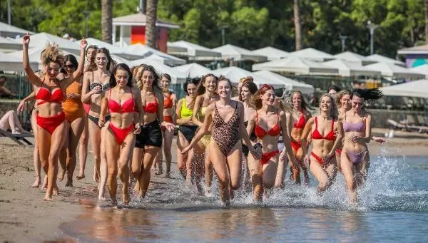 40 farklı ülkeden Antalya'ya gelen kraliçe adayları denizin keyfini çıkartıyor