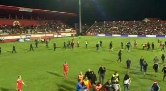 Bosna Hersek'te insanlık ayıbı! Hakemleri diri diri yakıyorlardı! Bosna Hersek'te insanlık ayıbı! Hakemleri diri diri yakıyorlardı!