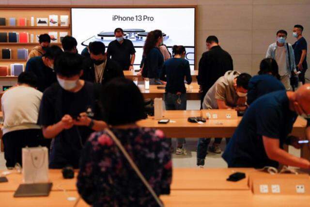 iPhone 13 çılgınlığı gündem oldu! İlk sahiplerinden olmak için birbirleriyle yarıştılar iPhone 13 çılgınlığı gündem oldu! İlk sahiplerinden olmak için birbirleriyle yarıştılar