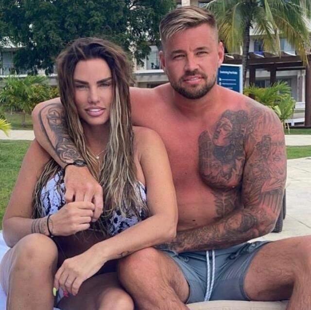 Katie Price, kuaförde kebap yerken milyonluk yüzüğüyle gösteriş yaptı