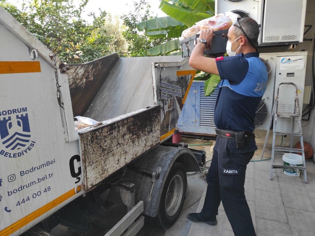 Facia önlendi! Zabıta ekipleri, fahiş fiyatlarla ünlü Bodrum'da 408 tarihi geçmiş hamburger ekmeğine el koydu