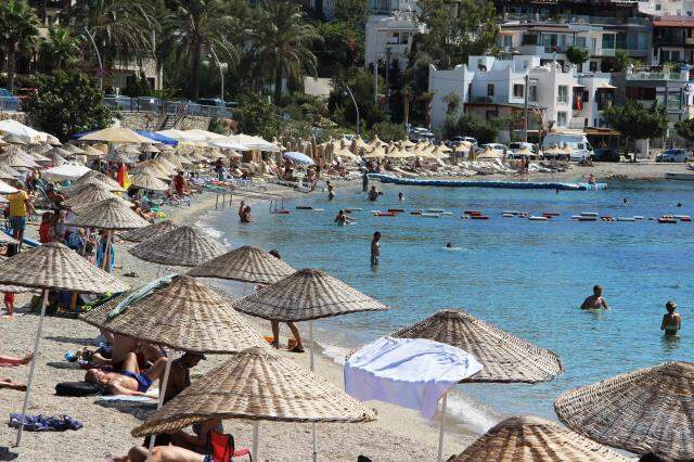 Doğu'da karla mücadele edilirken, Bodrum'da tatilciler denizin keyfini sürdü Doğu'da karla mücadele edilirken, Bodrum'da tatilciler denizin keyfini sürdü