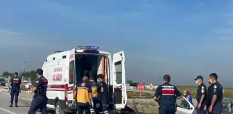 Hafif ticari araçla çarpışan otomobilin sürücüsü öldü