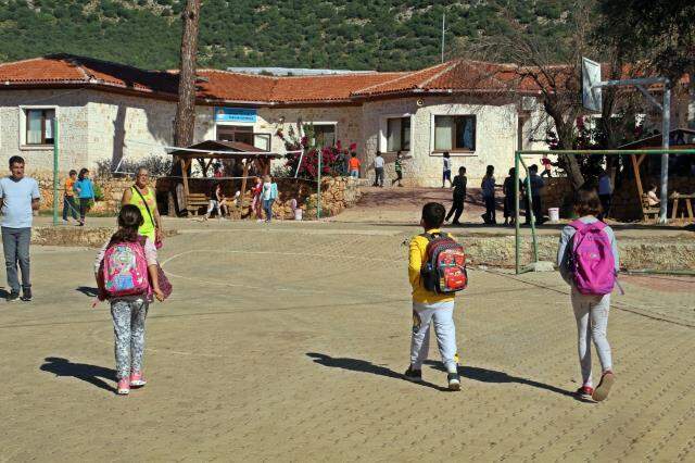 Turistleri kıskandıracak yolculuk: Her sabah okullarına tekneyle gidiyorlar Turistleri kıskandıracak yolculuk: Her sabah okullarına tekneyle gidiyorlar