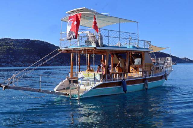 Turistleri kıskandıracak yolculuk: Her sabah okullarına tekneyle gidiyorlar Turistleri kıskandıracak yolculuk: Her sabah okullarına tekneyle gidiyorlar