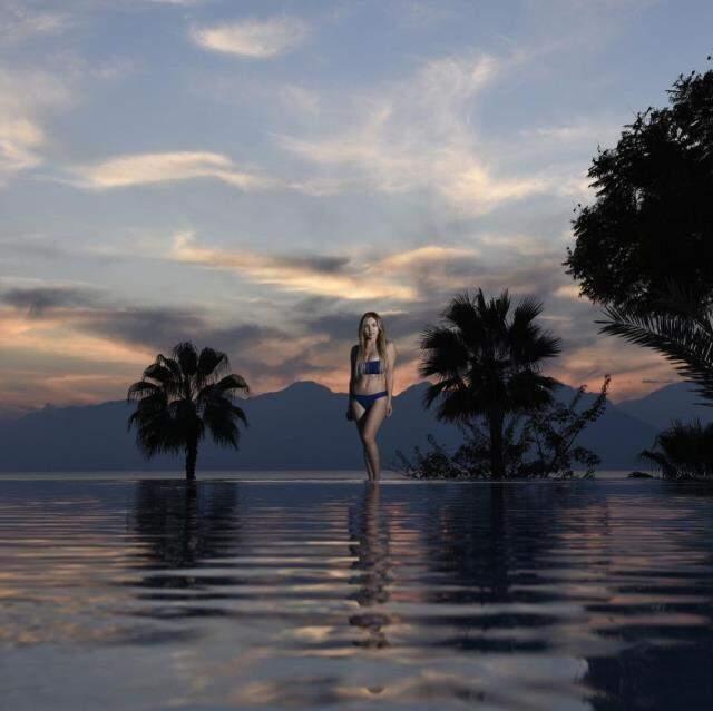 Aygün Aydın dur durak bilmiyor! Tanga bikinisiyle havuzda adeta şov yaptı