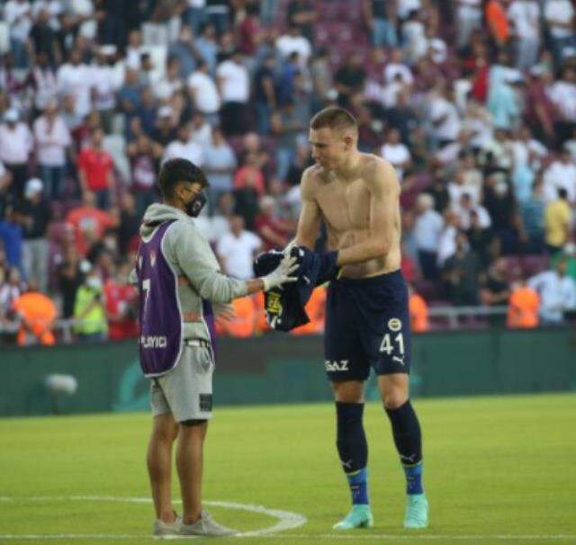 Attila Szalai gönülleri fethetti! Top toplayıcı çocuğa sarıldığı görüntü içimizi ısıttı