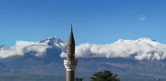 Beyaz gelinliğini giyen Munzur Dağı zirvesinde görsel şölen