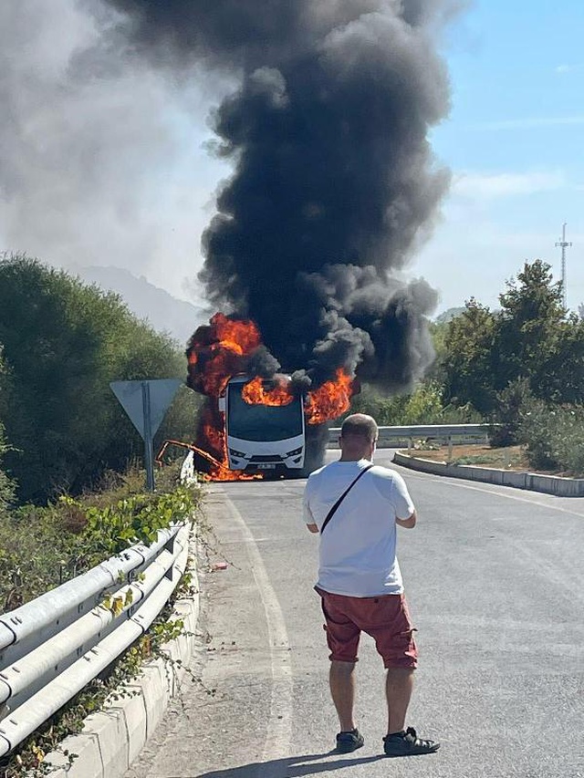 Rus turistleri taşıyan midibüs alev alev yandı Rus turistleri taşıyan midibüs alev alev yandı