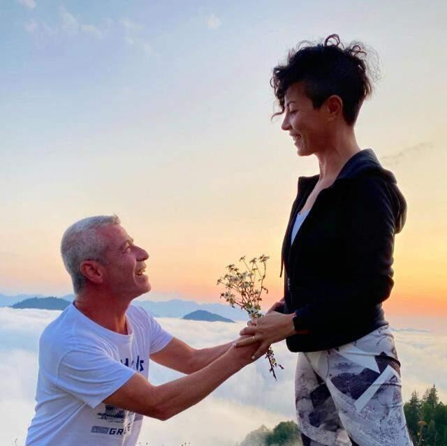 Levent Yüksel, kendisinden 17 yaş küçük eşiyle aşka geldi