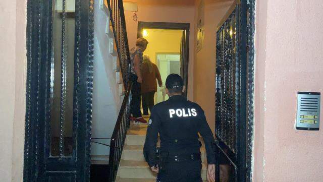 Sinir krizi geçiren 18 yaşındaki genç, eşyaları paramparça edip evi ateşe verdi Sinir krizi geçiren 18 yaşındaki genç, eşyaları paramparça edip evi ateşe verdi