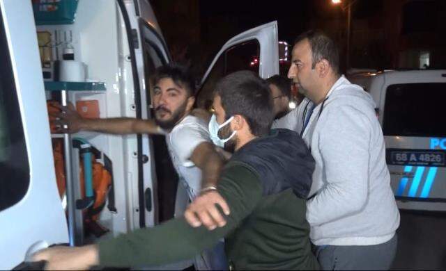 Sinir krizi geçiren 18 yaşındaki genç, eşyaları paramparça edip evi ateşe verdi Sinir krizi geçiren 18 yaşındaki genç, eşyaları paramparça edip evi ateşe verdi