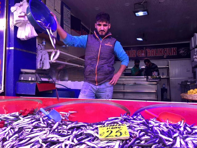 40 TL'den 25 TL'ye indi! Hamsinin fiyatı düşmeye devam ediyor 40 TL'den 25 TL'ye indi! Hamsinin fiyatı düşmeye devam ediyor