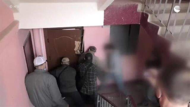 Dünya bu baskını konuşuyor! Gizli servis ajanları kapıyı kırıp eve girdi, silahla bekleyen 'terörist' öldürüldü Dünya bu baskını konuşuyor! Gizli servis ajanları kapıyı kırıp eve girdi, silahla bekleyen 'terörist' öldürüldü