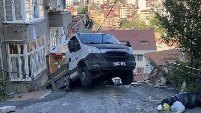 İki araç rampadan duvarın üstüne düştü, çay içen kadın canı pahasına çocuklarına siper oldu