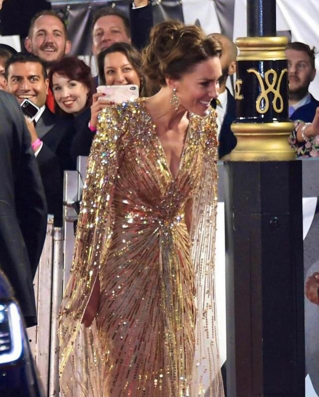 James Bond filminin galasında Kate Middleton rüzgarı! Kıyafetini gören gözlerini alamadı