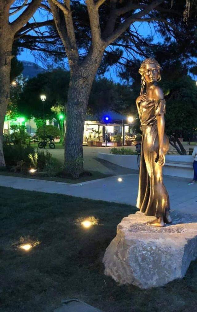 Özgürlük mücadelesinin transparan kadın figürüyle yansıtılması büyük tartışma yarattı Özgürlük mücadelesinin transparan kadın figürüyle yansıtılması büyük tartışma yarattı