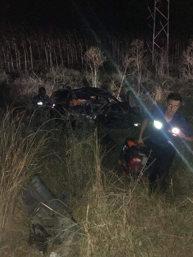 Yaralılara yardım etmek için yola çıkan 2 kişi, başka bir aracın altında kalarak can verdi Yaralılara yardım etmek için yola çıkan 2 kişi, başka bir aracın altında kalarak can verdi