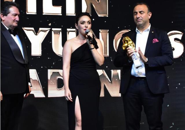 Yılın dizi kadın oyuncusu seçilen Ezgi Mola, törende yaptığı konuşmayla alkış topladI