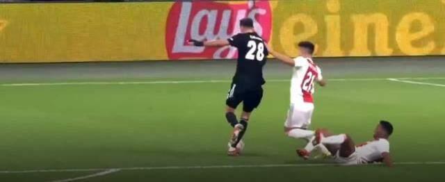 Yorumculuk yapan Sneijder, Beşiktaş'ın golünde faul olduğunu savundu