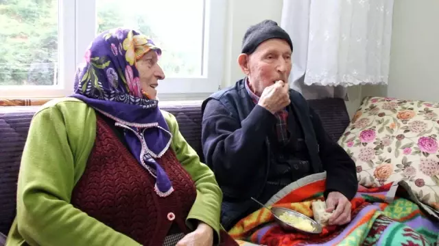 110 yaşındaki Dursun Ali dede uzun yaşamın sırrını her gün yediği bir kaşık tereyağına bağlıyor