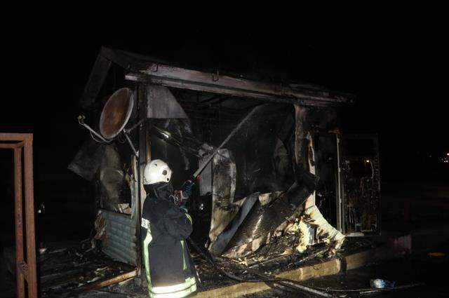 İşten çıkarılan kepçe operatörü iş makinesini yakıp güvenlik kulübesini ateşe verdi