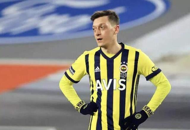 Liverpool efsanesi Crouch'tan Mesut Özil'e olay sözler: Tembel ve işe yaramaz