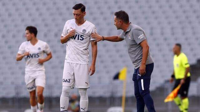 Mesut Özil sakat mı değil mi? Yıldız futbolcunun maça saatler kala yaptığı paylaşım kafaları karıştırdı Mesut Özil sakat mı değil mi? Yıldız futbolcunun maça saatler kala yaptığı paylaşım kafaları karıştırdı