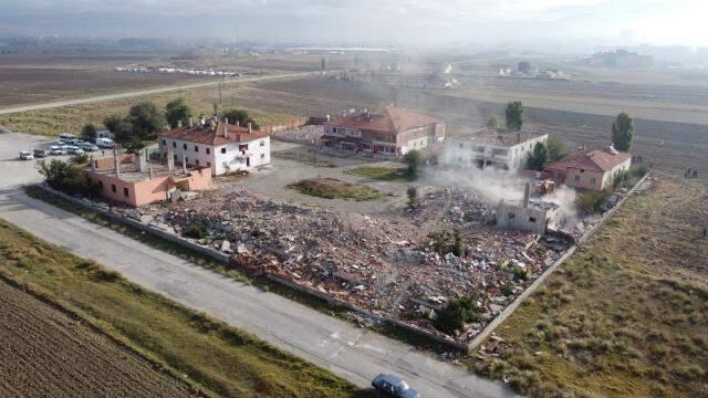 Çorum'da genelev yıkımında gerginlik! İş makinelerinin önüne yatıp engel olmaya çalıştılar